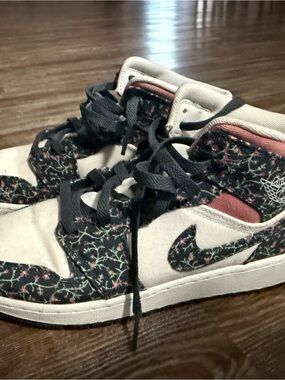 Nike Womens/Kids High-Top Sneakers in Cream and Black with Floral Print